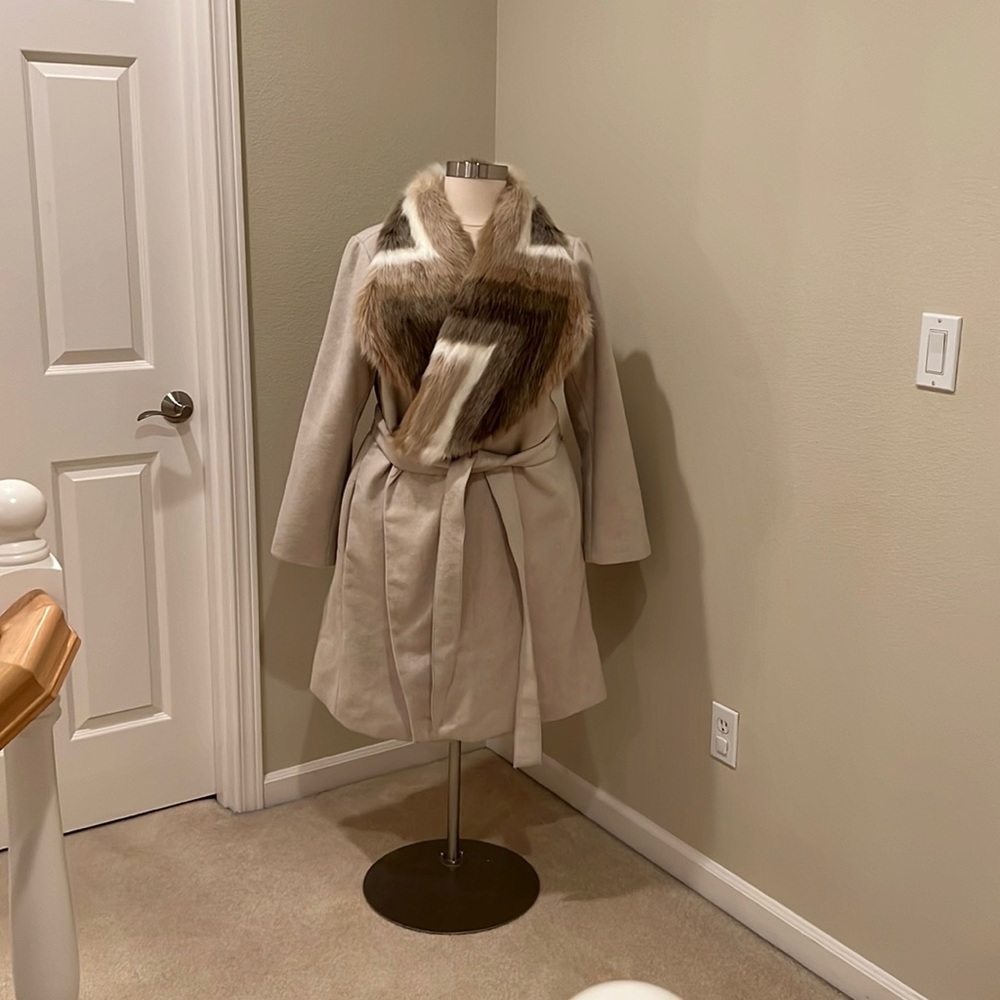 Alfani women’s belted coat size 2X/3X. Oatmeal color. faux fur collar